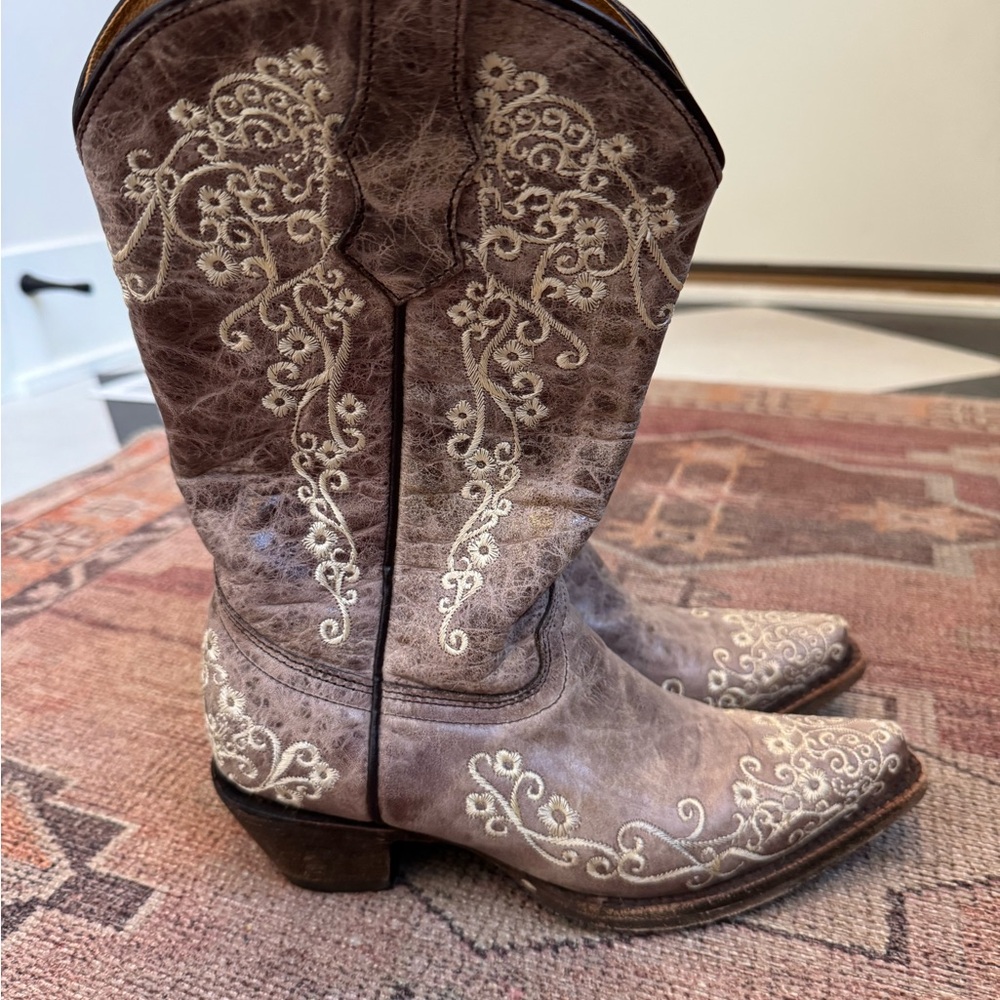 Corral Teens Bone Color Floral Embroidered Western Snip Toe Cowboy Boots